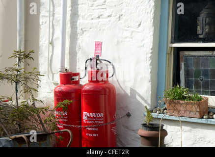 Propan-Gasflaschen verwendet wird, um die Gasversorgung für die häusliche Küche in einem Cottage in Cornwall, Großbritannien Stockfoto