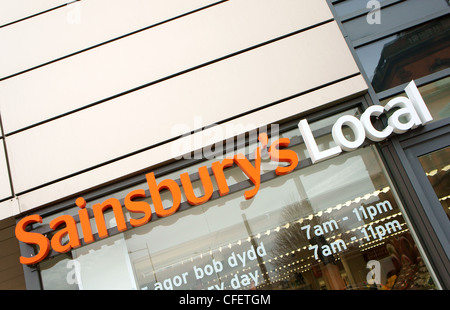 Sainsbury's Dorfladen Zeichen in Bucht von Cardiff, Cardiff, Südwales, UK, GB Stockfoto
