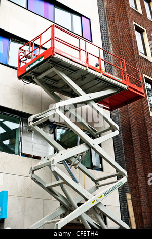 Mobile Arbeit Hubarbeitsbühne auf externe Gebäudesanierung, Stockfoto