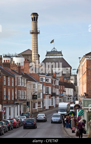 Blick auf die Hauptstraße von Tadcaster Stadtzentrum mit John Smiths Brauerei im Hintergrund, Tadcaster, North Yorkshire, UK Stockfoto