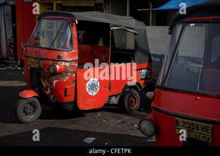 Bajaj drei Rädern Roller in der Stadt von Jakarta in Java, Süd-Pazifik, Indonesien, Südostasien, Asien geparkt. Stockfoto