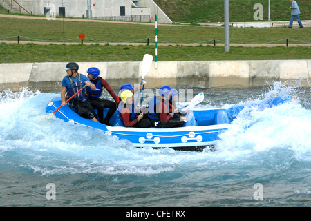 Lee Valley Whitewater Center in Hertfordshire, eine neue speziell gebaute Anlage für die 2012 Olympischen Kanu-Slalom-Veranstaltungen. Stockfoto