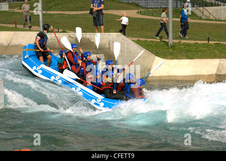 Lee Valley Whitewater Center in Hertfordshire, eine neue speziell gebaute Anlage für die 2012 Olympischen Kanu-Slalom-Veranstaltungen. Stockfoto