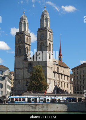 Die Innenstadt von Zürich mit dem Großmünster (Grossmünster) an der Limmat Stockfoto