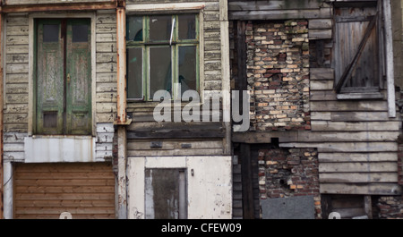 Ein Bild von einem alten verlassenen Haus mit viel Schaden Stockfoto