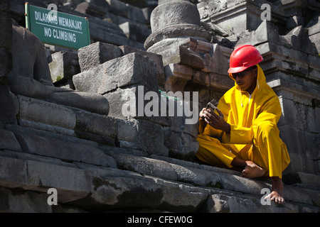 Arbeiter, waschen und reinigen von Steinen des Borobudur Tempels nach Merapi Vulkanausbruch, Java, Indonesien, Süd-Pazifik, Asien. Stockfoto