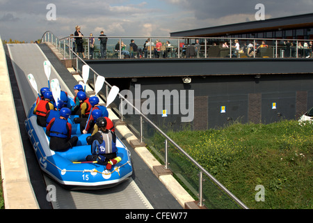 Lee Valley Whitewater Center in Hertfordshire, eine neue speziell gebaute Anlage für die 2012 Olympischen Kanu-Slalom-Veranstaltungen. Stockfoto