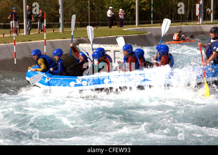 Lee Valley Whitewater Center in Hertfordshire, eine neue speziell gebaute Anlage für die 2012 Olympischen Kanu-Slalom-Veranstaltungen. Stockfoto