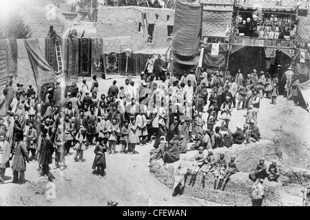 Besuch von Ahmad Shah Qajar (1898-1930) in Urmia, Iran.  Ourmiah, Persien - warten auf den Schah, ca. 1911 Stockfoto