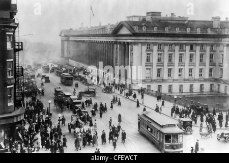 Washington, D.C. - Treasury Building von Ecke des 15. & G Street, überfüllt mit Verkehr, niedrige Luftaufnahme, ca. 1917 Stockfoto