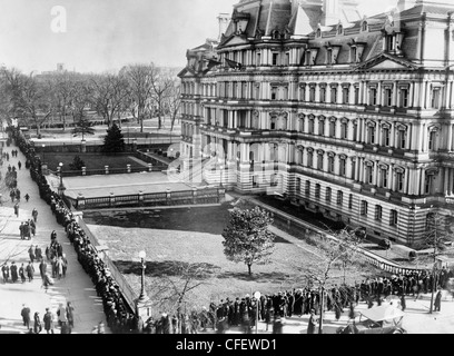 Foto zeigt einen Teil der Linie warten Eintritt ins Weiße Haus am 2. Januar 1922 Stockfoto