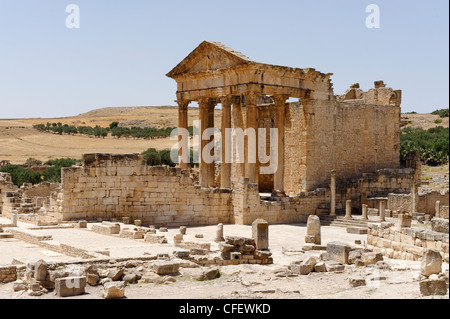 Dougga. Tunesien. Blick über archäologische Stätte Ruinen der imposanten Capitolium. Dating aus 166 n. Chr. und widmet sich der Stockfoto