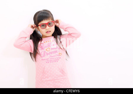 Kleine asiatische Mädchen mit roter Brille