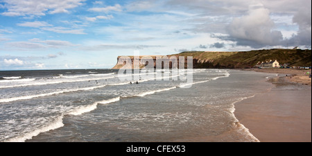 Surfer am Saltburn Stockfoto