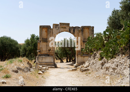 Dougga. Tunesien. Ansicht des Alexander Severus Triumphbogen im 235 n. Chr. erbaut. Dougga ist wunderbar intakten alten römischen Stockfoto