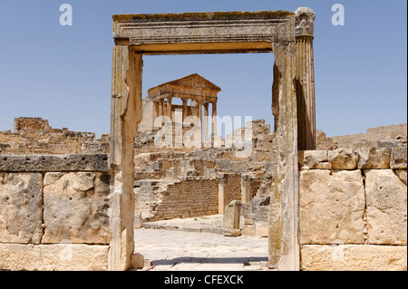 Dougga. Tunesien. Blick auf das Kapitol und seiner großen Portikus durch den markanten Eingang von der Dar el-Achab. Stockfoto