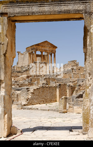 Dougga. Tunesien. Blick auf das Kapitol und seiner großen Portikus durch den markanten Eingang von der Dar el-Achab. Stockfoto