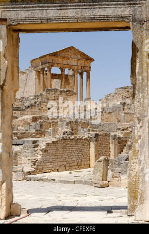 Dougga. Tunesien. Blick auf das Kapitol und seiner großen Portikus durch den markanten Eingang von der Dar el-Achab. Stockfoto