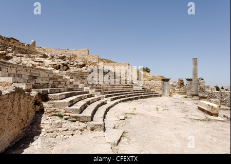 Dougga. Tunesien. Ansicht der Sitzreihen im kleinen Theater auf der Ostseite der archäologischen Stätte. Die Ruinen der kleinen Stockfoto