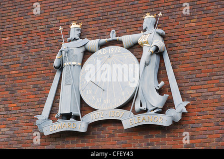 Edward I und Königin Eleanor Sundial an der Wand des Tunsgate Platzes von der späten Ann Garland, Castle Street, Guildford, England, UK Stockfoto