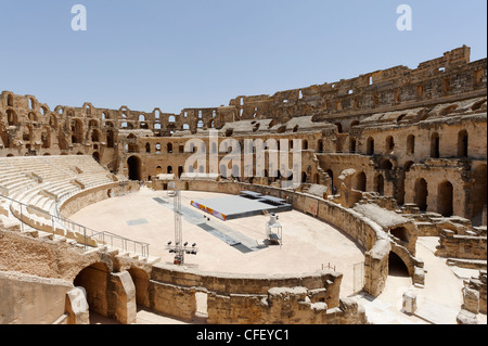 El Jem. Tunesien. Westen nach Osten Blick auf riesige elliptische Arena und Interieur der herrlichen Honig farbigen antiken römischen Stockfoto