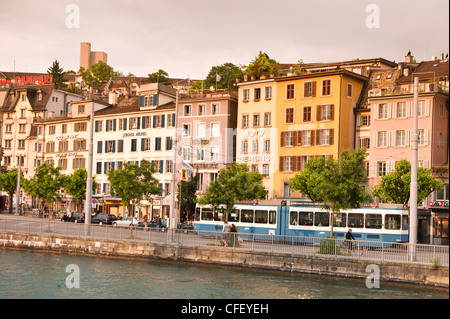 Gebäude auf der Limmat-Fluss, Altstadt, Zürich, Schweiz, Europa Stockfoto