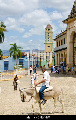 Alter Mann auf einem Esel, Trinidad, UNESCO-Weltkulturerbe, Kuba, Westindische Inseln, Karibik, Mittelamerika Stockfoto