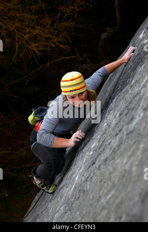 Ein Bergsteiger auf eine schwierige Route auf den Klippen, bekannt als The Roaches, Staffordshire, Peak District, England, Vereinigtes Königreich, Europa Stockfoto