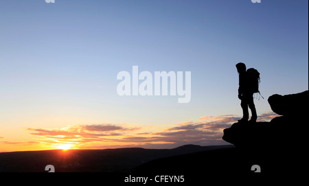 Ein Wanderer bei Sonnenuntergang am Bamford Rand, in der Nähe von Edale, Peak District, Derbyshire, England, Vereinigtes Königreich, Europa Stockfoto