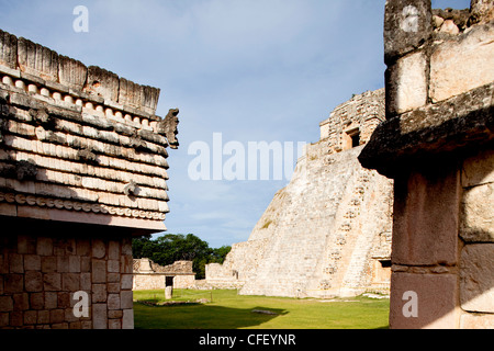 Das Nonnenkloster Viereck mit der Pyramide des Zauberers im Hintergrund, Uxmal, UNESCO World Heritage Site, Yucatan, Mexiko Stockfoto