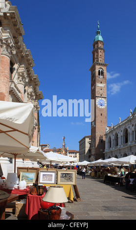 Antiquitätenmarkt in Piazza dei Signori, Vicenza, UNESCO-Weltkulturerbe, Veneto, Italien, Europa Stockfoto