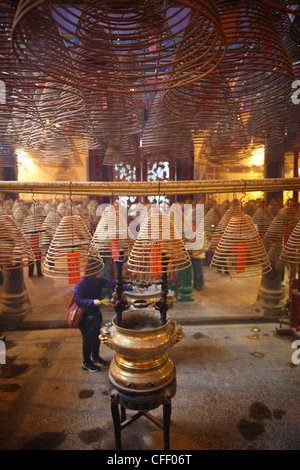 Weihrauch Spulen in Haupthalle, Man Mo Tempel, Hong Kong, China, Asien Stockfoto