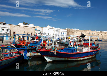 Angelboote/Fischerboote, alten Hafenkanal mit Kasbah Wand im Hintergrund, Bizerte, Tunesien, Nordafrika, Afrika Stockfoto