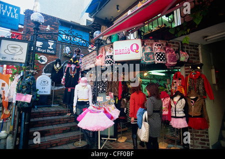 Japan, Honshu, Tokio, Harajuku, typische Kleidung Geschäfte auf Takeshita Dori Stockfoto