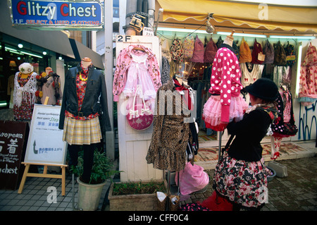 Japan, Honshu, Tokio, Harajuku, typische Kleidung Geschäfte auf Takeshita Dori Stockfoto