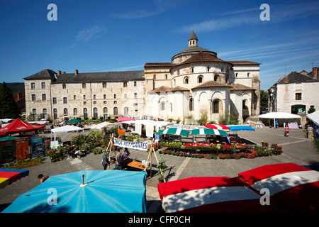 Blumenmarkt und die Abteikirche Sainte Marie de Souillac, Souillac, Lot, Perigord Noir, Midi-Pyrenäen, Dordogne, Frankreich Stockfoto