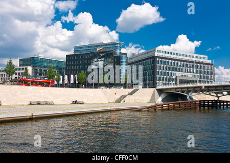 Der Bahnhof (Lehrter Bahnhof), gesehen von der Spree im Zentrum von Berlin, Deutschland, Europa Stockfoto