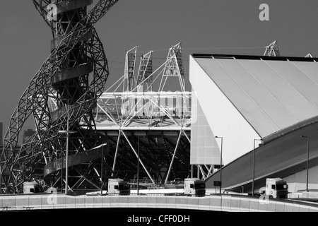 Landschaft der 2012 Olympischen Baustelle zeigt Aquatics Centre, The Orbit Kunst Turm und das Hauptstadion in Stratford. Stockfoto