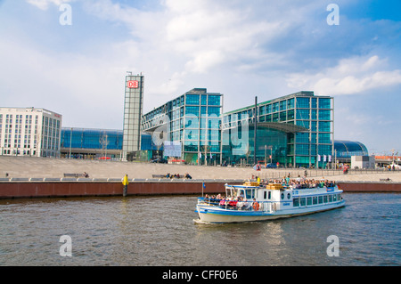 Der Bahnhof Lehrter Bahnhof gesehen von der Spree im Zentrum von Berlin, Deutschland, Europa Stockfoto