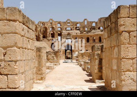 El Jem. Tunesien. Teilansicht der elliptische Arena und Interieur des herrlichen Honig farbigen antike römische Stockfoto