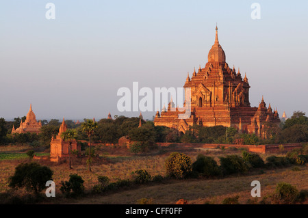 Blick über den alten Tempeln und Pagoden in der zerstörten Stadt Bagan, Myanmar, Asien Stockfoto
