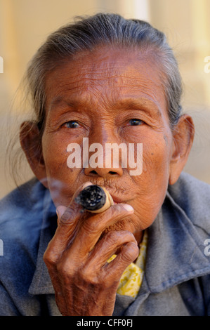 Alte Frau raucht eine Zigarre, Bagan, Myanmar, Asien marihuana Stockfoto