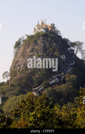 Buddhistisches Kloster auf Mount Popa, Myanmar, Asien Stockfoto