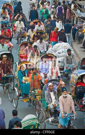 Beschäftigt Rikscha Verkehr auf einer Straßenkreuzung in Dhaka, Bangladesch, Asien Stockfoto