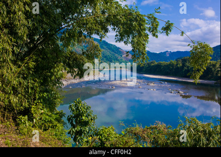 Die schönen Siang Fluss in Arunachal Pradesh nahe entlang, Nordost-Indien, Indien, Asien Stockfoto