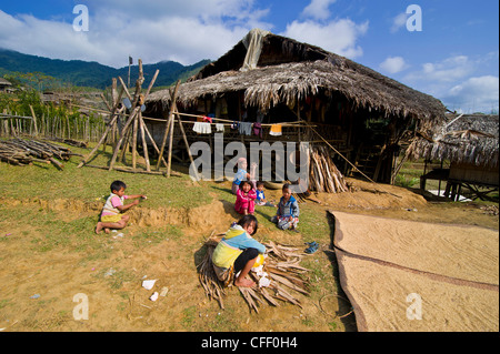 Traditionelles Dorf, Paia nahe entlang, Arunachal Pradesh, Nordost-Indien, Indien, Asien Stockfoto