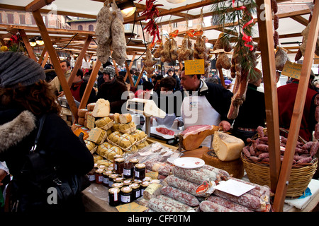 Marktständen verkaufen typische Salami und Schafskäse am Piazza del Campo in Siena, Toskana, Italien, Europa Stockfoto