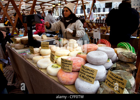 Marktständen verkaufen typische Pecorino-Käse am Piazza del Campo, Siena, Toskana, Italien, Europa Stockfoto