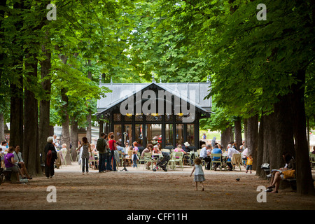 Menschen Essen im Freien, Jardin du Luxembourg, Paris, Frankreich Stockfoto