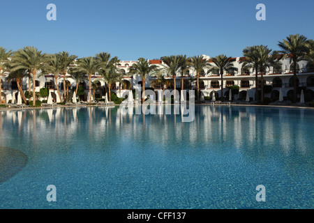 Zimmer mit Veranden blicken auf eine Palme mit Fransen Pool innerhalb der Royal Savoy Resort in Sharm el-Sheikh, Ägypten, Nordafrika Stockfoto